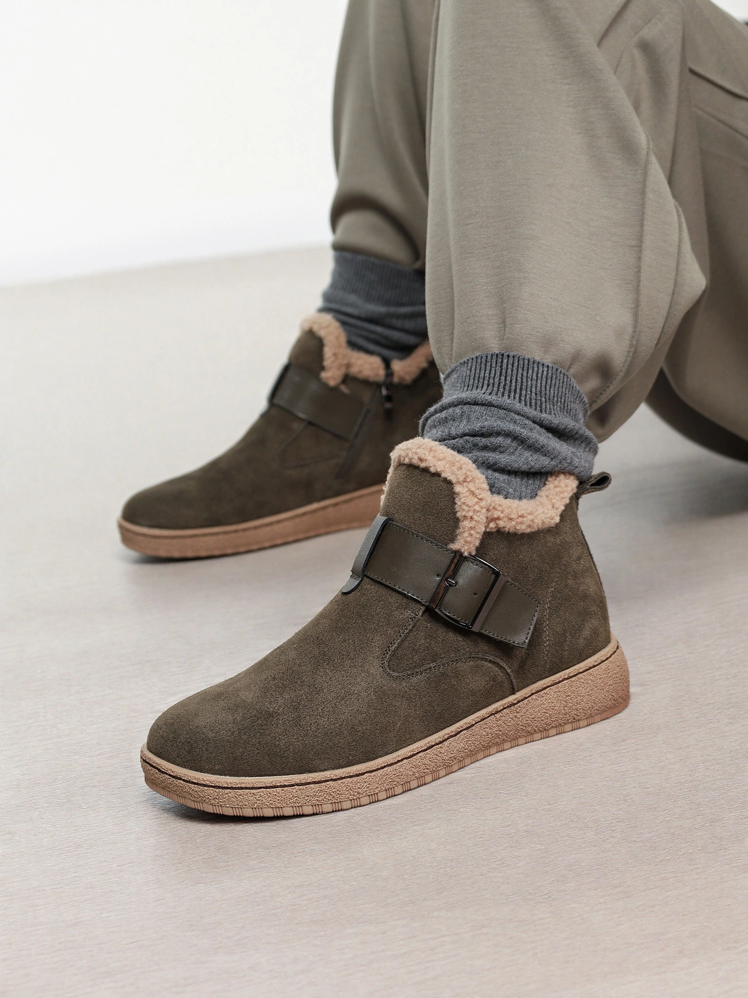 Ботинки цвета хаки с ремешком на низкой платформе